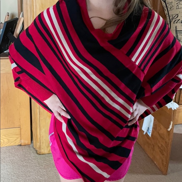 Small poncho shawl with sleeves - Picture 1 of 4